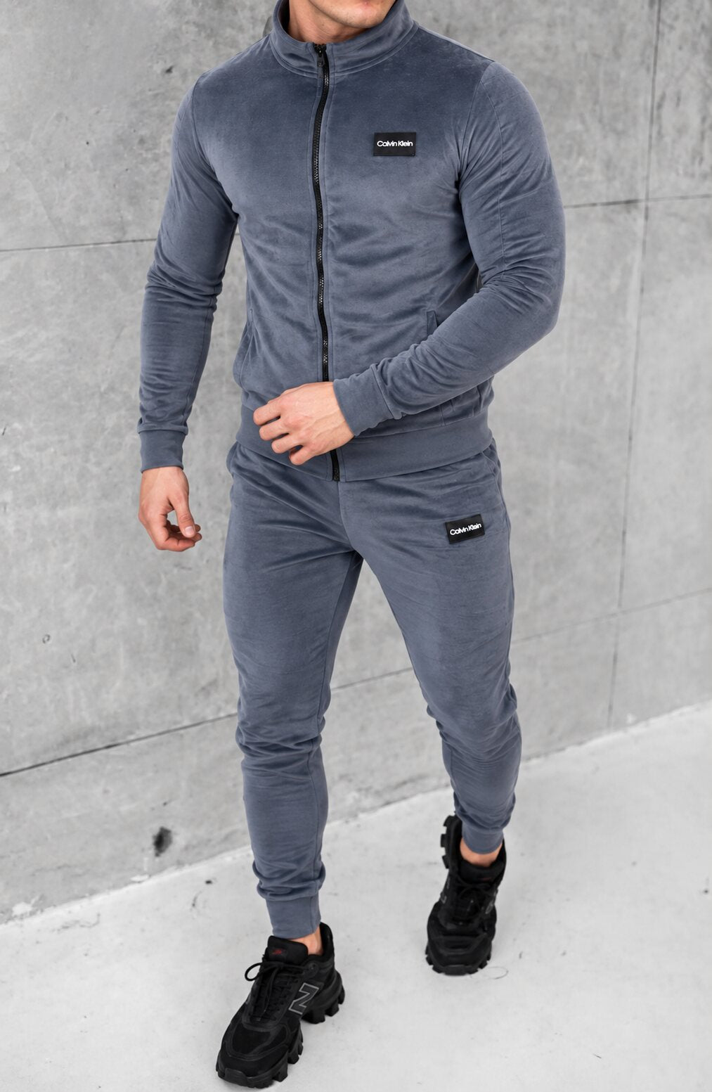 Calvin Klein veliūrinis kostiumas