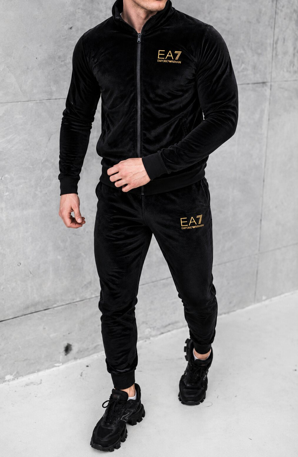 Emporio Armani veliūrinis kostiumas